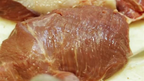 Le boucher coupe la viande. Production de viande — Video