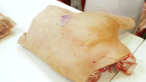L'operaio prepara la carcassa di maiale all'impiccagione. Negozio di carne . — Video Stock