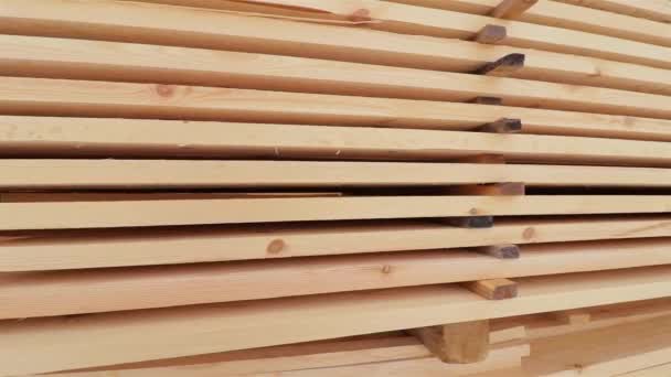 Les planches empilées sont entreposées à l'extérieur en hiver. Scierie . — Video