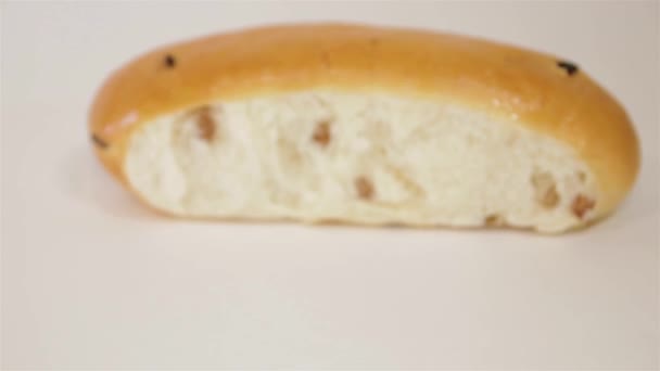 Pan con pasas. La producción de la panadería . — Vídeo de stock