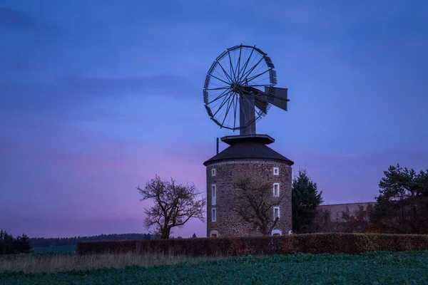 Paisagem assustadora com moinho de vento assombrado à noite. Momento após o pôr-do-sol. Moinho de vento chamado Ruprechtov na República Checa . — Fotografia de Stock
