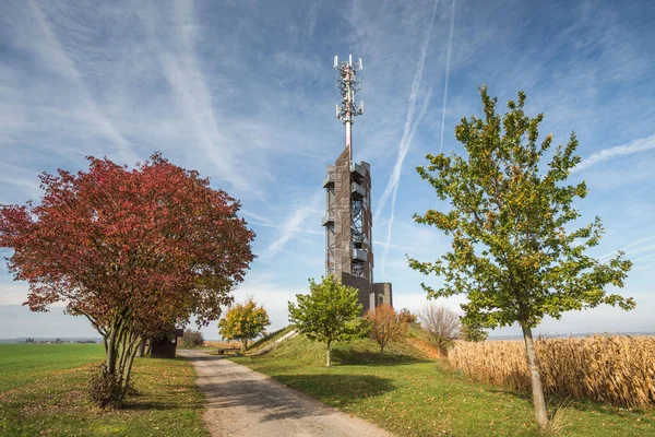 Romanka Lookout Tower est situé près du village Hruby Jesenik dans le district de Nymburk dans la région centrale. République tchèque. Is est également émetteur d'antenne. Belle scène colorée d'automne avec ciel bleu . — Photo