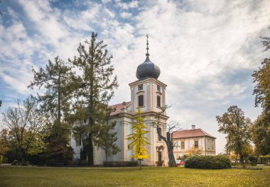 Kuzeyden Loucen kalesi manzarası labirentler ve labirentlerle bilinen bir kale. Çek Cumhuriyeti 'nden. Sonbahar sahnesi.