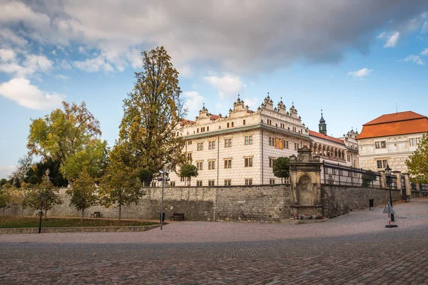 Vista del castillo de Litomysl, uno de los castillos renacentistas más grandes de la República Checa. UNESCO Patrimonio de la Humanidad. Soleado con pocas nubes en el cielo . — Foto de Stock