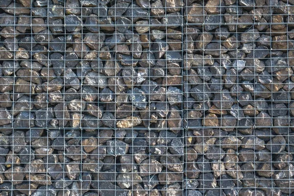 Valla de alambre Gabion Rock. Jaula de metal llena de rocas. Textura fondo de valla de roca con jaula. Fondo útil muy bien iluminado . —  Fotos de Stock