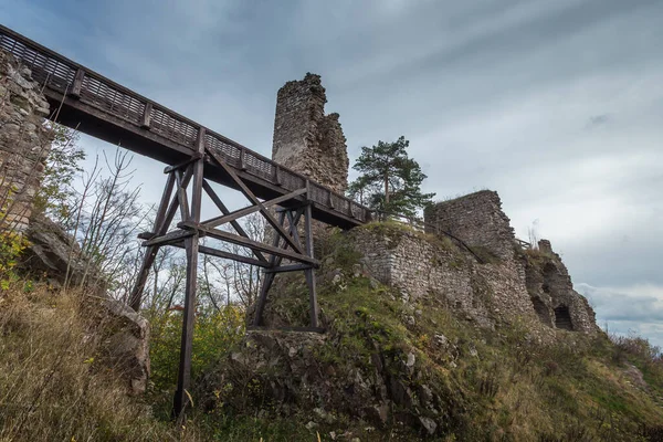 Zubstejn ruinas del castillo construido en el siglo 13. Se encuentra en una colina sobre el pueblo de Pivonice en la República Checa. Un día nublado. También conocido como Zuberstein o Zubstein . —  Fotos de Stock