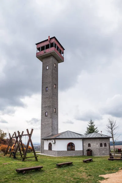 Mirador torre Karasin en otoño tiempo nublado, República Checa —  Fotos de Stock