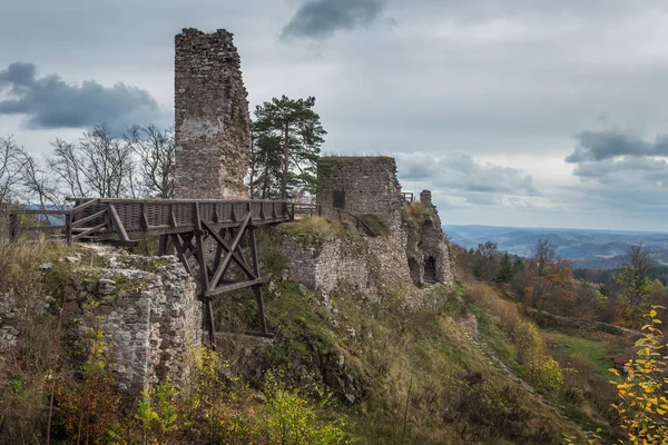 Zubstejn ruins of the castle built in the 13th century. It stands on a hill above the village Pivonice in Czech Republic. Overcast day. Also known as Zuberstein or Zubstein. — Stock Photo, Image