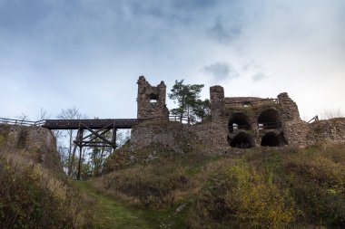 Zubstejn, Moravya 'daki en büyük kalelerden biridir. Moravya 'daki Pivonice köyünün üzerindeki bir tepenin üzerinde duruyor. Çek Cumhuriyeti. Zuberstein olarak da bilinir..
