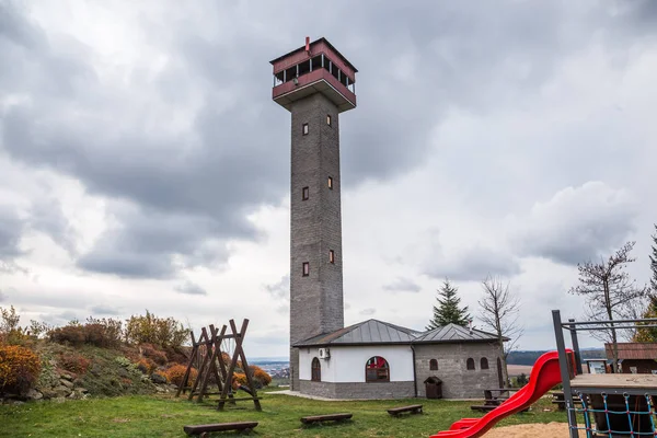 Mirador torre Karasin en otoño tiempo nublado, República Checa —  Fotos de Stock