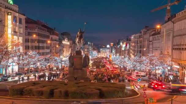 Praga, Czechy, Plac Wacława Grudzień 2019 - w nocy timelapse zimą, Boże Narodzenie na drzewach, czas zmierzchu, widok z góry. Plac znajduje się w centrum Pragi. — Wideo stockowe