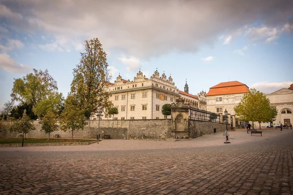Vista del castillo de Litomysl, uno de los castillos renacentistas más grandes de la República Checa. UNESCO Patrimonio de la Humanidad. Soleado wethe ingenio pocas nubes en el cielo y cuadrado . — Foto de Stock