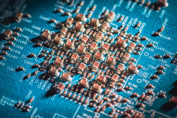 Circuit. Technologie du matériel informatique électronique. Carte mère puce numérique. Technique de base. Processeur de communication intégré. Résistances et condensateurs SMD. PCB bleu . — Photo