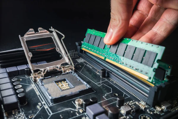 Instalación de una nueva memoria RAM DDR para un zócalo de procesador de computadora personal en un servicio. Reparación de actualización. Concepto de actualización o reparación de PC . — Foto de Stock