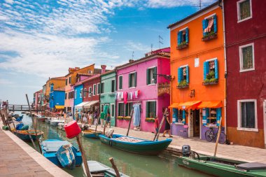 Burano adasındaki sokak kanalı, Venedik, İtalya, Temmuz 2012 - Burano, Venedik 'teki eski renkli tuğlalı evler arasında dar kanal. Burano kartpostalı