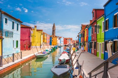 Burano adasındaki sokak kanalı, Venedik, İtalya, Temmuz 2012 - Burano, Venedik 'teki eski renkli tuğlalı evler arasında dar kanal. Burano kartpostalı