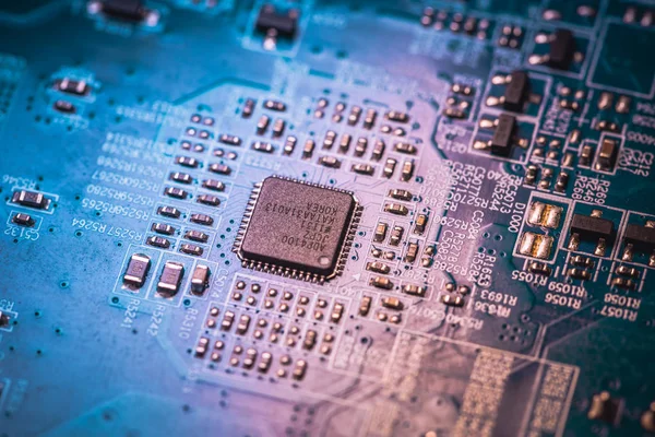 Circuit. Technologie du matériel informatique électronique. Carte mère puce numérique. Technique de base. Processeur de communication intégré. Résistances et condensateurs SMD. PCB bleu . — Photo