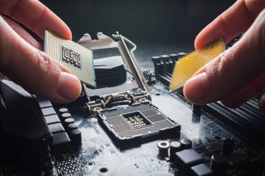 Prag, Çek Cumhuriyeti, Ocak 2019 - Intel verus Amd kavramı. Eller farklı işlemcileri gösteriyor. İşlemci seçimi, Ryzen işlemcisi yükselişte. İşlemci savaş konseptini damgaladı.