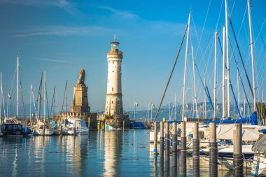 Lindau, Almanya, Temmuz 2019 - Liman girişi Lindau, Constance Gölü - Bodensee - yeni deniz feneri ve Bavyera Aslanı ile. Lindau deniz feneri Almanya 'nın en güneydeki deniz feneridir.