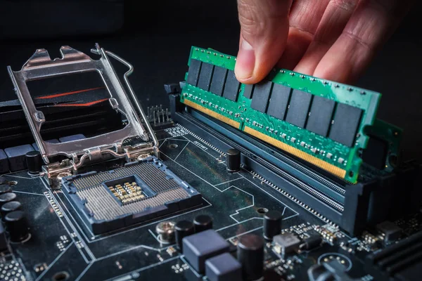 Bilgisayar teknolojisinin elektronik mühendisi. Ana kartın bakım bilgisayar donanımı güncellemesi Ram 'ı anakart bilgisayarına koyuyor. Pc bellek güncelleme kavramı.