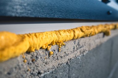 Diy kavramı. Yapım Pu, politan üretan köpük. Pencere bağlanan bir köpük kullanılarak kurulur. Kurulum köpüğü