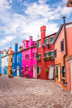 Burano adasındaki sokak kanalı, Venedik, İtalya, Temmuz 2012 - Burano, Venedik 'teki eski renkli tuğlalı evler arasında dar kanal. Burano kartpostalı