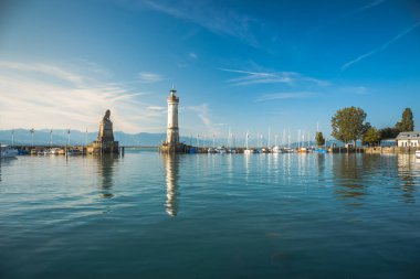 Lindau 'nun liman girişi, Constance Gölü - Mikrop. - Bodensee - yeni deniz feneri ve Bavyera Aslanı ile. Lindau deniz feneri Almanya 'nın en güneydeki deniz feneridir.