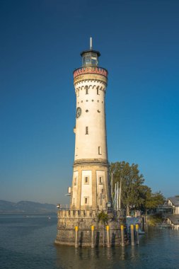 Lindau, Bavyera limanındaki tarihi deniz feneri. Almanya 'da bir şehir, Constance Gölü' nün ortasındaki bir adada. Alpler arka planda