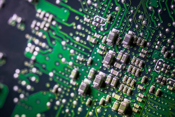 Circuit. Technologie du matériel informatique électronique. Carte mère puce numérique. Technique de base. Processeur de communication intégré. Résistances et condensateurs SMD. PCB vert . — Photo