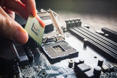 Bilgisayar teknolojisinin elektronik mühendisi. Ana kart bileşeninin bakım bilgisayar işlemci donanımı güncellemesi. Bilgisayar onarımı, teknisyen ve endüstri destek konsepti. Fotoğrafı kapat..