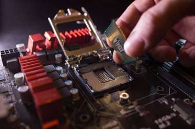 Cpu mikroişlemcisinden ana kart prizine teknisyen prizi. Atölye geçmişi. Bilgisayar güncelleme veya onarım kavramı.