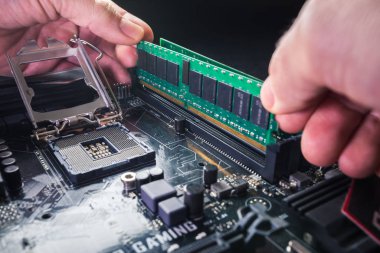 Bilgisayar teknolojisinin elektronik mühendisi. Ana kartın bakım bilgisayar donanımı güncellemesi Ram 'ı anakart bilgisayarına koyuyor. Pc bellek güncelleme kavramı.