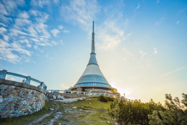 Eşsiz bir mimari bina. Otel ve televizyon vericisi Jested Dağı, Liberec, Çek Cumhuriyeti 'nin tepesinde.