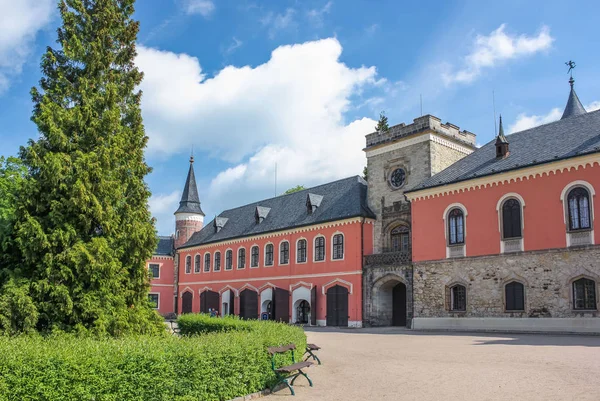 Hrad Sychrov s typickou růžovou fasádou. Novogotický zámek s krásným anglickým stylovým parkem v létě. Český ráj, Česká republika — Stock fotografie