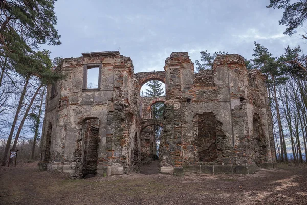 Ruinas del Palacio de Verano Belvedere Capilla de los Santos. Juan el Bautista en la República Checa en una colina Vysoka . —  Fotos de Stock