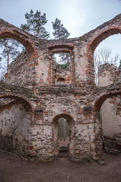 Ruinas del Palacio de Verano Belvedere Capilla de los Santos. Juan el Bautista en la República Checa en una colina Vysoka . —  Fotos de Stock