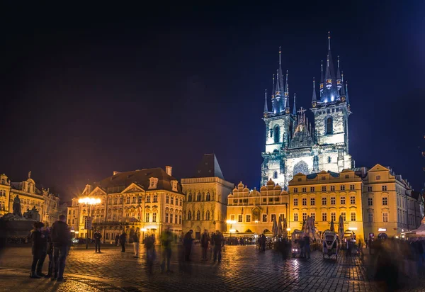 Iglesia de San Nicolás en la Plaza de la Ciudad Vieja en la noche. Praga, Chequia, República Checa . — Foto de Stock