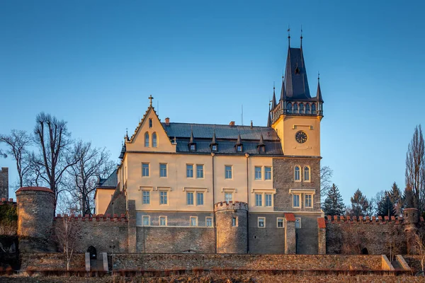 Zruc nad Sazavou, República Checa - Um belo castelo gótico em Zruc nad Sazavou no inverno. Região central da Boémia da Checoslováquia . — Fotografia de Stock