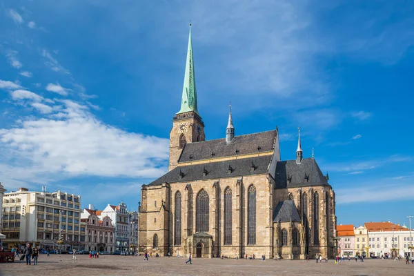 Plzeň, Tjeckien, oktober 2018 - gotiska katedralen St. Bartholomew i Plzeň stad, västra Böhmen, Tjeckien. Intjänad titel Europeisk kulturhuvudstad 2015. — Stockfoto