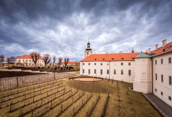 Caminando Kutna Hora centro de la ciudad. Edificio barroco temprano del Colegio Jesuita, en la checa Jezuitska Kolej, en Kutna Hora, República Checa, tiempo nublado . — Foto de Stock