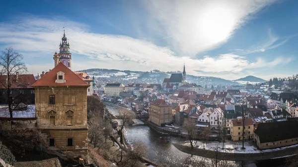 Vista del castillo y las casas en Cesky Krumlov en invierno, República Checa — Foto de Stock