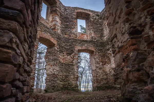 Ruinas del Palacio de Verano Belvedere Capilla de los Santos. Juan el Bautista en la República Checa en una colina Vysoka . —  Fotos de Stock