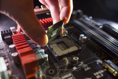 Cpu mikroişlemcisinden ana kart prizine teknisyen prizi. Atölye geçmişi. Bilgisayar güncelleme veya onarım kavramı.