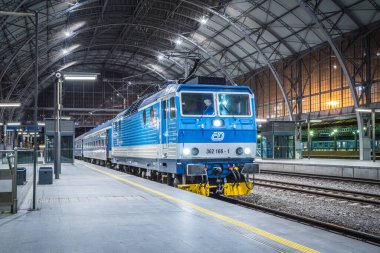 PRAG, CZECH REPUBLIC, Mayıs 2020 Prag Ana İstasyonu - geceleyin Prag 'ın en büyük tren istasyonu, Ceske Drahy Lokomotif, Çek Cumhuriyeti. Franz Josef İstasyonu