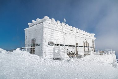 Postane Postovna 'yı aradı. Snezka' nın tepesinde buzla kaplıydı. Krkonose Dağları 'ndaki Snezka Dağı' nın zirvesi. Çek Cumhuriyeti