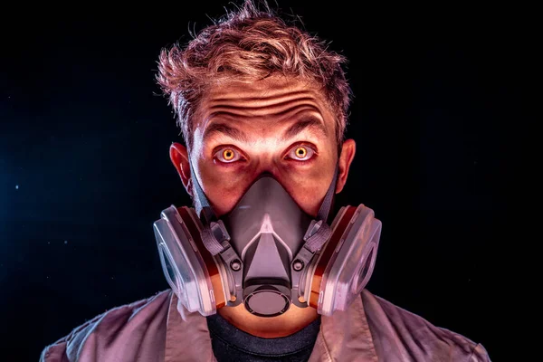 Şeytani ve tüyler ürpertici bilim deneyi konsepti gaz maskeli korkunç bir bilim adamı sarı parlayan şeytan gözleri ile siyah tozlu bir çevrede beyaz doktor önlüğü giyiyor..