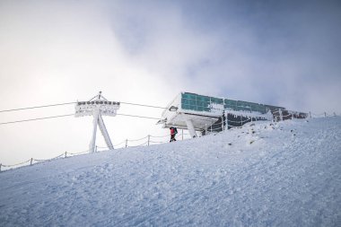 Snezka 'daki Cableway İstasyonu veya Sniezka Zirvesi Dev Dağlar, Krkonose Ulusal Parkı, Çek Cumhuriyeti.