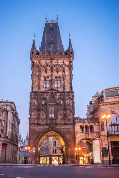 PRAGA, REPÚBLICA CHECA, ABRIL 2020 - La Torre del Polvo por la mañana - puerta de la ciudad gótica medieval en Praga, República Checa — Foto de Stock