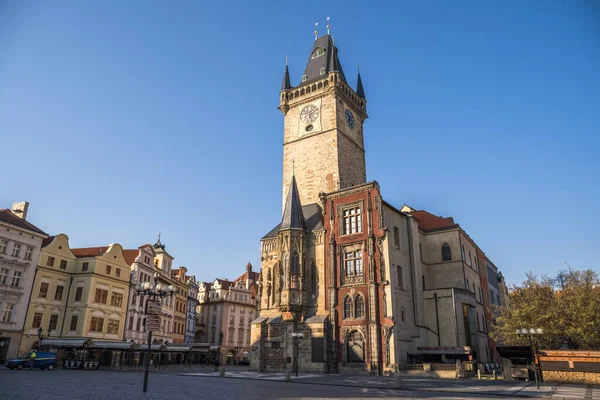 PRAGA, REPÚBLICA CHECA, ABRIL 2020 - Praga Plaza de la Ciudad Vieja República Checa, horizonte de la ciudad del amanecer en la Torre del Reloj Astronómico — Foto de Stock