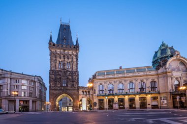 PRAG, CZECH Cumhuriyet, Nisan 2020 - Sabahleyin Toz Kulesi - Çek Cumhuriyeti Prag 'ın ortaçağ gotik şehir kapısı